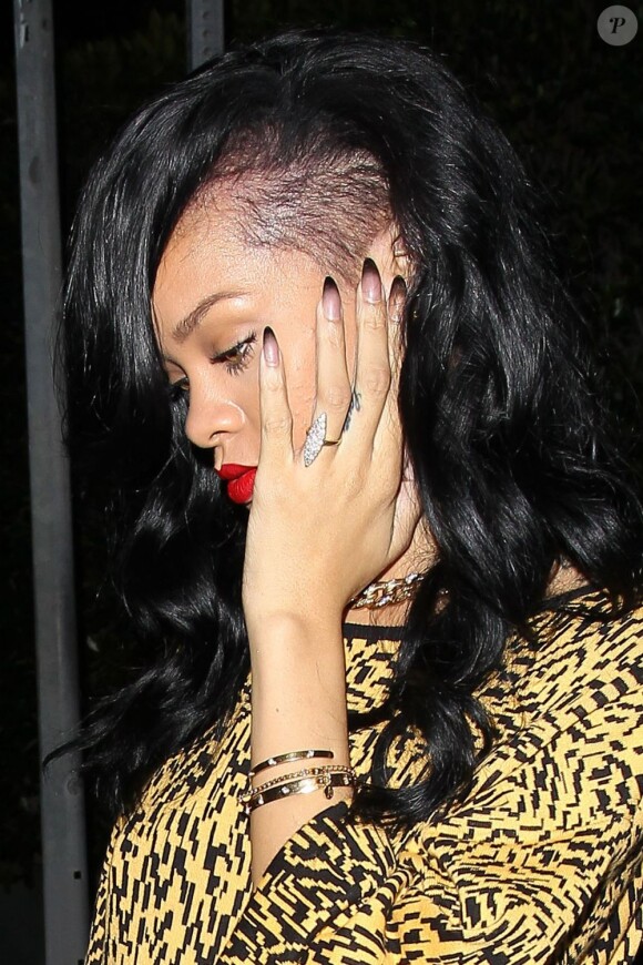 Rihanna, juste avant de faire des doigts d'honneur aux photographes, à Los Angeles le 12 avril 2012