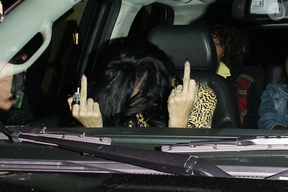 Rihanna fait des doigts d'honneur aux photographes, à Los Angeles le 12 avril 2012