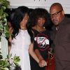 Rihanna et son assistante, à Los Angeles le 19 avril 2012