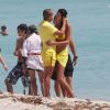 Jade Foret et Arnaud Lagardère sur une plage de Miami, le 12 avril 2012.