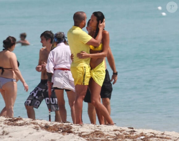 Jade Foret et Arnaud Lagardère sur une plage de Miami, le 12 avril 2012.