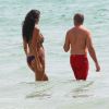 Jade Foret, enceinte, et Arnaud Lagardère s'offrent une petite baignade à Miami, le 13 avril 2012.