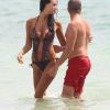 Jade Foret, enceinte, et Arnaud Lagardère s'offrent une petite baignade à Miami, le 13 avril 2012.