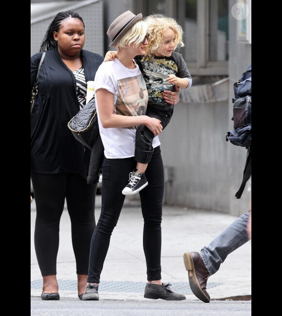 Ashlee Simpson, son fils Bronx et son petit ami Vincent Piazza, à New York le vendredi 20 avril 2012.