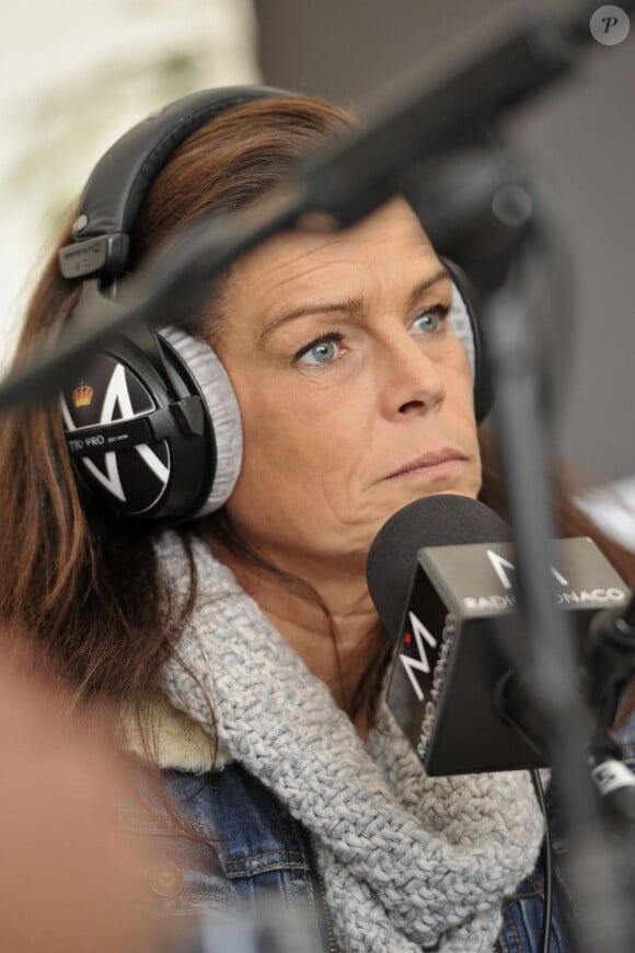 La princesse Stéphanie de Monaco au micro de Radio Monaco en sa qualité de présidente de Fight Aids Monaco, le 19 avril 2012, depuis le Country Club de Monte-Carlo, pendant le Masters 1000 de tennis.