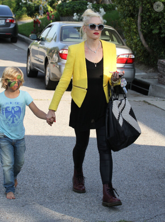 Gwen Stefani, en veste Zara, emmène ses deux enfants Kingston et Zuma à un goûter d'anniversaire, le 22 avril 2012 à Los Angeles