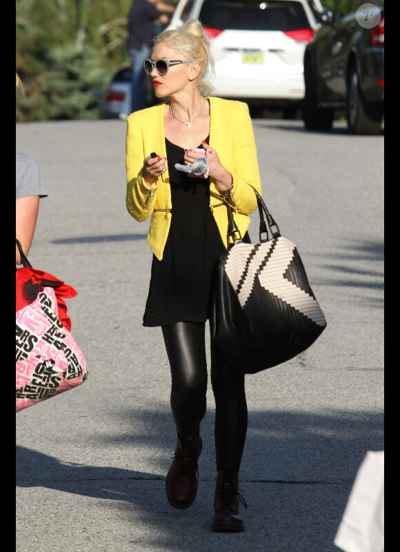 Gwen Stefani emmène ses deux enfants Kingston et Zuma à un goûter d'anniversaire, le 22 avril 2012 à Los Angeles