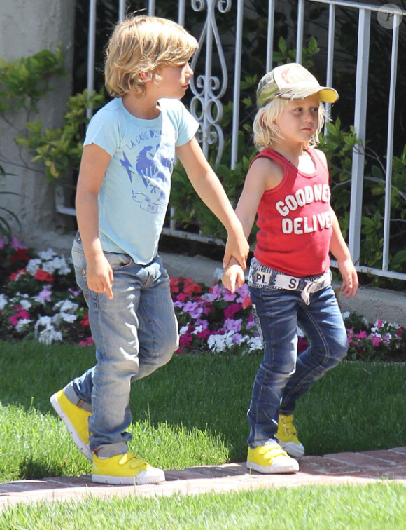Gwen Stefani emmène ses deux enfants Kingston et Zuma, main dans la main, à un goûter d'anniversaire, le 22 avril 2012 à Los Angeles.