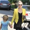 Gwen Stefani emmène ses deux enfants Kingston et Zuma à un goûter d'anniversaire, le 22 avril 2012 à Los Angeles. Ici avec son grand fils Kingston, maquillé.
