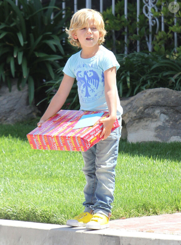 Gwen Stefani emmène ses deux enfants Kingston et Zuma à un goûter d'anniversaire, le 22 avril 2012 à Los Angeles. L'adorable Kingston un cadeau dans les mains.