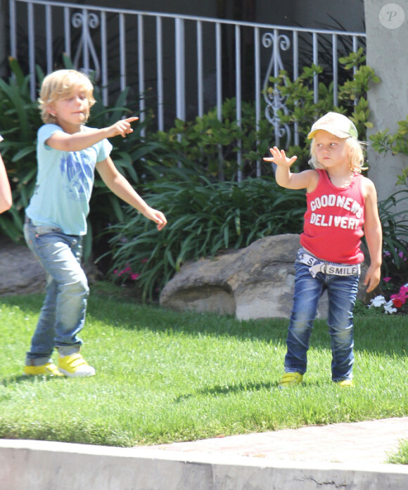 Gwen Stefani emmène ses deux enfants Kingston et Zuma à un goûter d'anniversaire, le 22 avril 2012 à Los Angeles