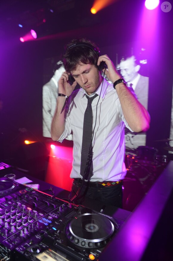 Le DJ Isaac Perry assurait aux platines lors de l'after-show party Gucci à Shanghai, le 21 avril 2012.