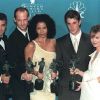 Noah Wyle et George Clooney ainsi que leur ex-partenaires d'Urgences recoivent un trophée lors des Screeen Awards en février 1997