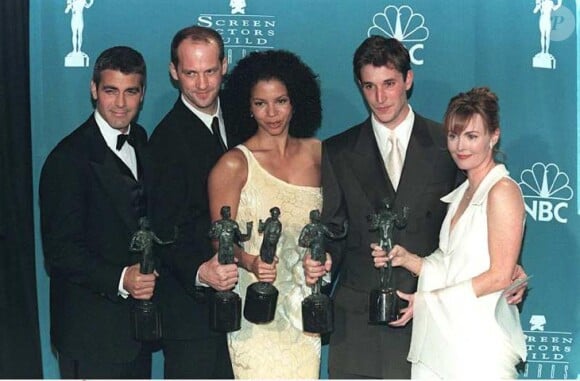 Noah Wyle et George Clooney ainsi que leur ex-partenaires d'Urgences recoivent un trophée lors des Screeen Awards en février 1997
