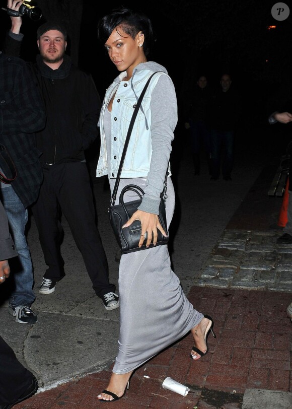 Rihanna, stylée dans une veste en jean, une robe en lycra et un sac Céline, arrive au restaurant Da Silvano à New York. Le 23 avril 2012.
