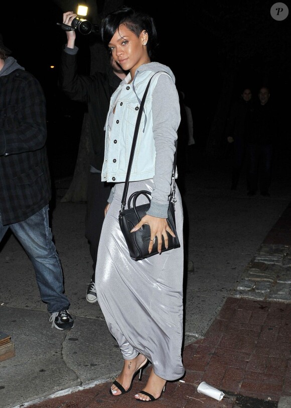 La superbe Rihanna à New York, accueillie par un joli nombre de photographes au restaurant Da Silvano. Le 23 avril 2012.
