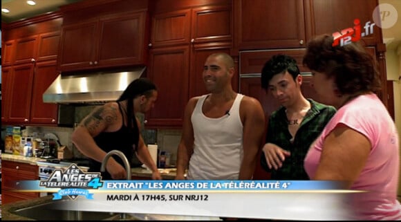 Catherine plaisante avec les garçons dans les Anges de la télé-réalité 4, mardi 24 avril 2012 sur NRJ 12