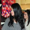 Selena Gomez rencontre ses fans et dévoile la collection printemps-été de sa ligne Dream out loud, dans un magasin K-mart (Los Angeles, le mardi 24 avril 2012).