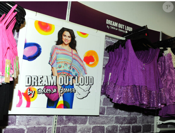 Selena Gomez rencontre ses fans et dévoile la collection printemps-été de sa ligne Dream out loud, dans un magasin K-mart à Los Angeles (mardi 24 avril 2012).