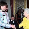 Rufus Wainwright rencontre la reine d'Angleterre Elizabeth II, à Londres, le 12 mars 2012.