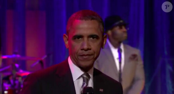 Barack Obama invité du Late Night fait campagne en musique avec Jimmy Fallon et The Roots, le 24 avril 2012 sur NBC.