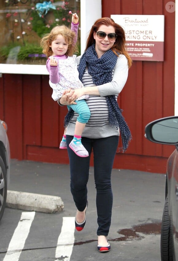 Alyson Hannigan et Satyana dans le quartier de Brentwood à Los Angeles, le 25 avril 2012.