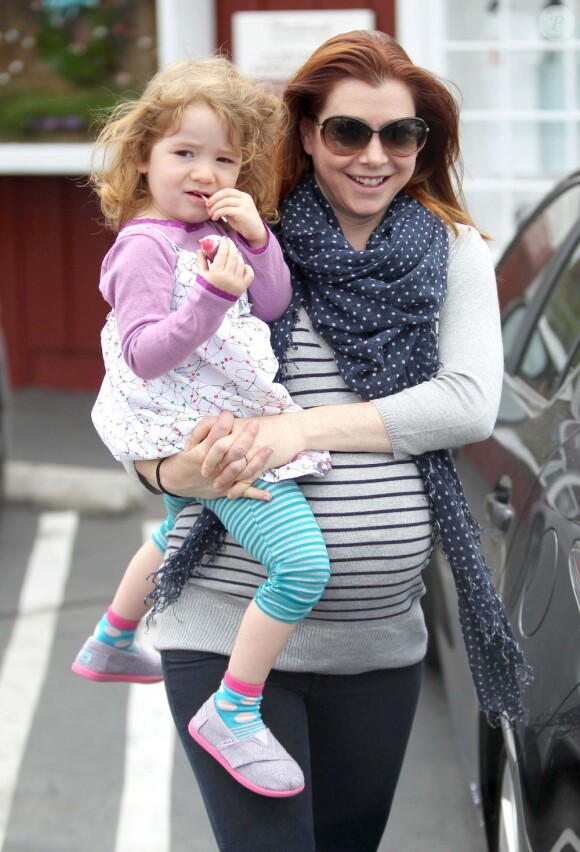 Alyson Hannigan respire le bonheur avec sa fille Satyana dans les bras, durant un après-midi shopping dans le quartier de Brentwood à Los Angeles. Le 25 avril 2012.