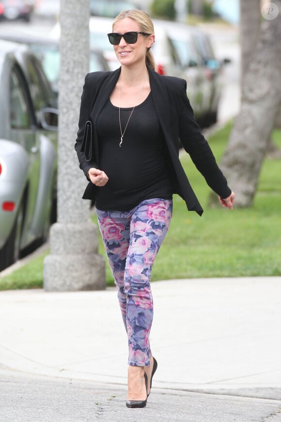 Total look noir twisté par un jean fleuri pour Kristin Cavallari, qui brille de par son style et sa bonne humeur à Beverly Hills, le 25 avril 2012.