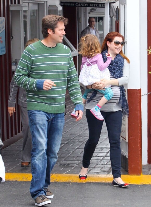 Alexis Denisof, sa femme Alyson Hannigan et leur fille Satyana à Los Angeles, le 25 avril 2012.