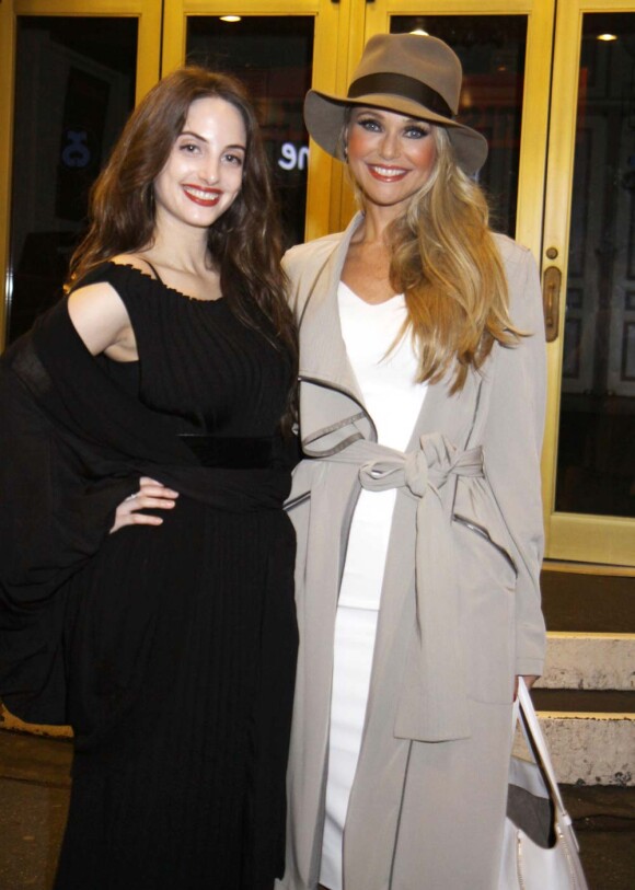 Christie Brinkley et sa fille Alexa Ray Joel à la sortie du théâtre Ambassador où elle joue dans la comédie musicale Chicago, à New York le 26 avril 2012.