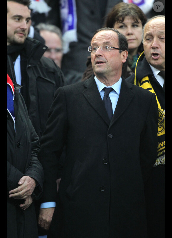 François Hollande assiste au match opposant l'Olympique Lyonnais à Quevilly, en finale de la Coupe de France, le samedi 28 avril 2012 au Stade de France, près de Paris.