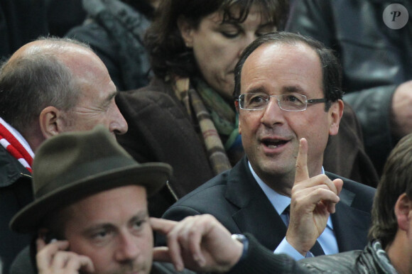 François Hollande assiste au match opposant l'Olympique Lyonnais à Quevilly, en finale de la Coupe de France, le samedi 28 avril 2012 au Stade de France, près de Paris.