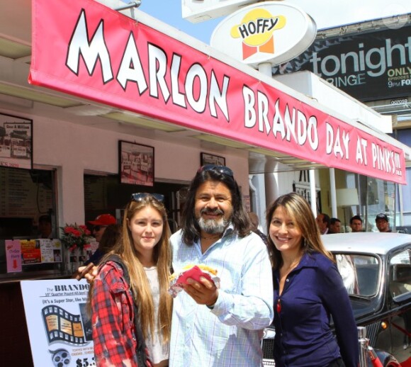 Rebecca Brando, Miko Brando, et sa fille Prudence, au restaurant Pink's Hot Dogs à Los Angeles, le vendredi 27 avril 2012, pour l'inauguration du Brando Hot Dog, en hommage à Marlon Brando.