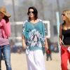 Neve Campbell épanouie à la plage à Santa Monica éclipse ses amies. Le 28 avril 2012.