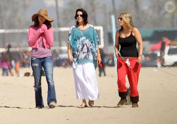 Neve Campbell épanouie à la plage à Santa Monica éclipse ses amies. Le 28 avril 2012.