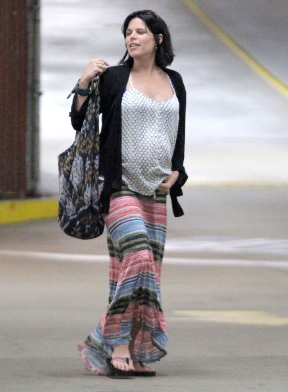 Neve Campbell enceinte de son premier enfant. A Los Angeles le 21 avril 2012.