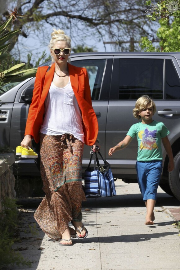 Gwen Stefani et son fils Kingston rendent visite à des amis. Los Angeles, le 29 avril 2012.