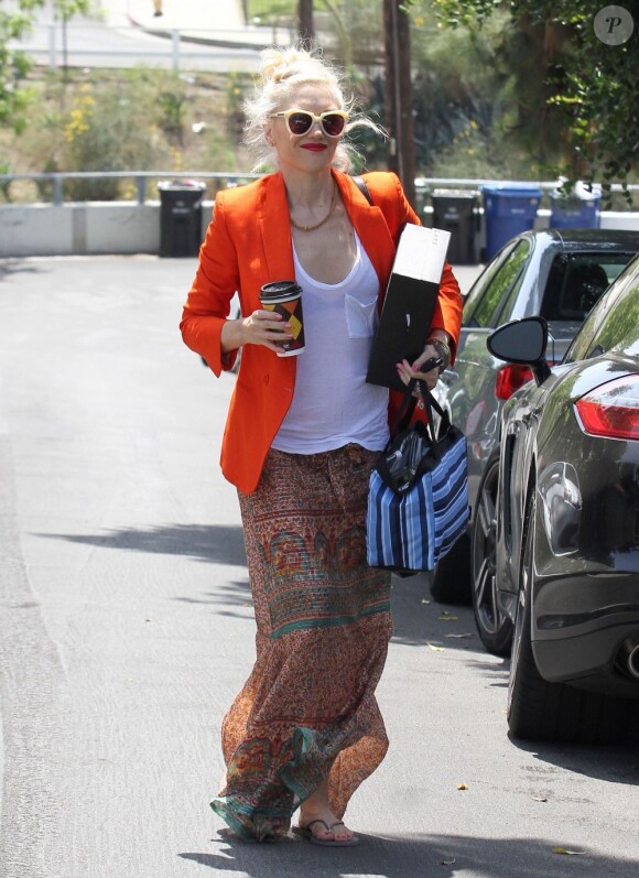Gwen Stefani en maman ultra stylée, fait une fois de plus sensation grâce à son look haut en couleurs. Los Angeles, le 29 avril 2012.