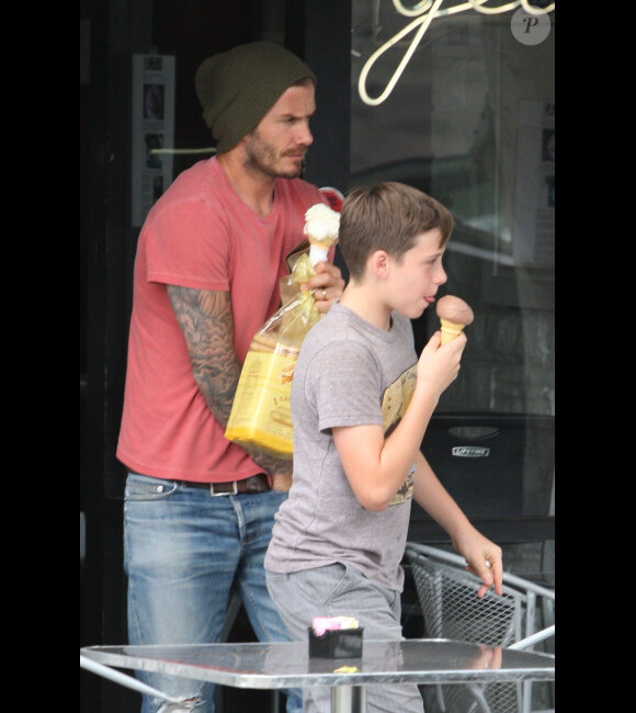David Beckham et son fils Brooklyn s'offrent une glace chez Al Gento à Beverly Hills le 30 avril 2012