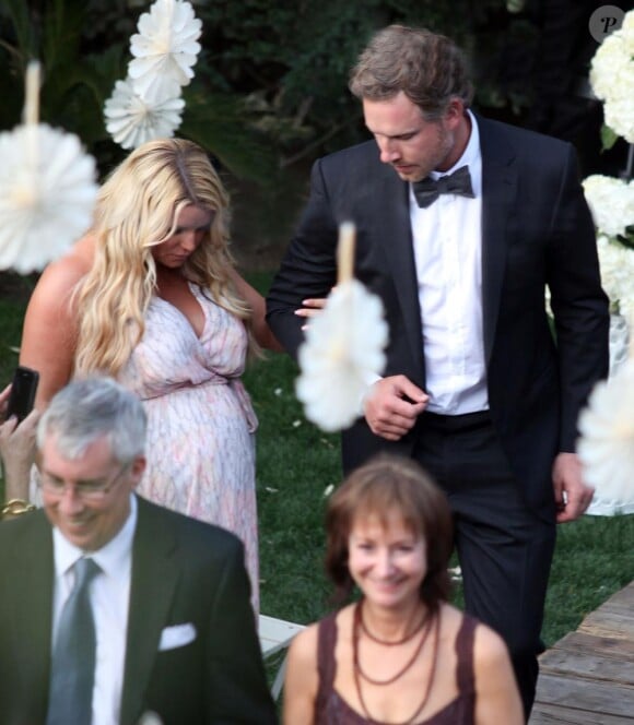Exclusif : Jessica Simpson très enceinte et son fiancé Eric Johnson au mariage d'une amie le 25 mars 2012.