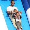 Usher et ses fils en octobre 2010
