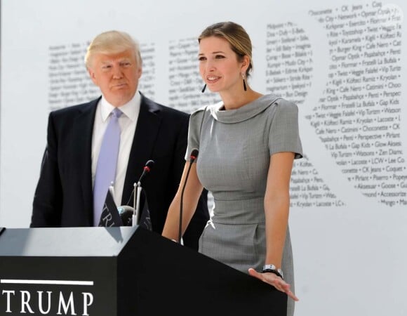 Ivanka Trump, sous le regard de son père Donald Trump, inaugurait en sa qualité de vice-présidente du département Développement et Acquisitions au sein de la Trump Organization le Trump Towers Mall d'Istanbul, le 20 avril 2012.