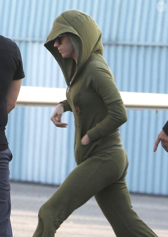 Katy Perry, incognito à l'aéroport de Los Angeles, prend un jet privé le 19 avril 2012