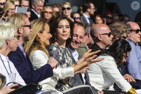 La princesse Mary de Danemark au premier rang du défilé du Sommet de la mode 2012 de Copenhague, dont elle est la marraine, à l'Opéra de Copenhague, le 3 mai 2012.
