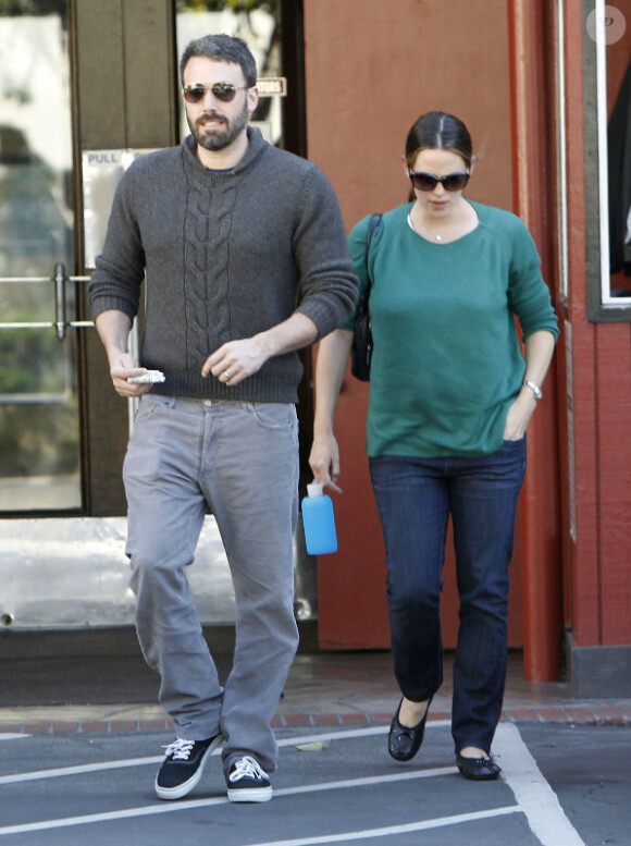 Jennifer Garner, qui a donné naissance à Samuel il y a deux mois, et son mari Ben Affleck sortent de chez le médecin, le 3 mai 2012 à Santa Monica