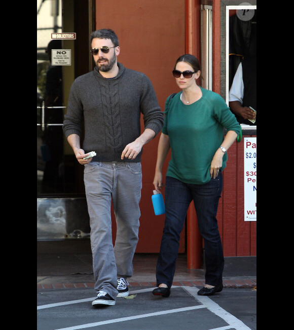 Jennifer Garner et son mari Ben Affleck, toujours aussi amoureux sortent de chez le médecin, le 3 mai 2012 à Santa Monica
