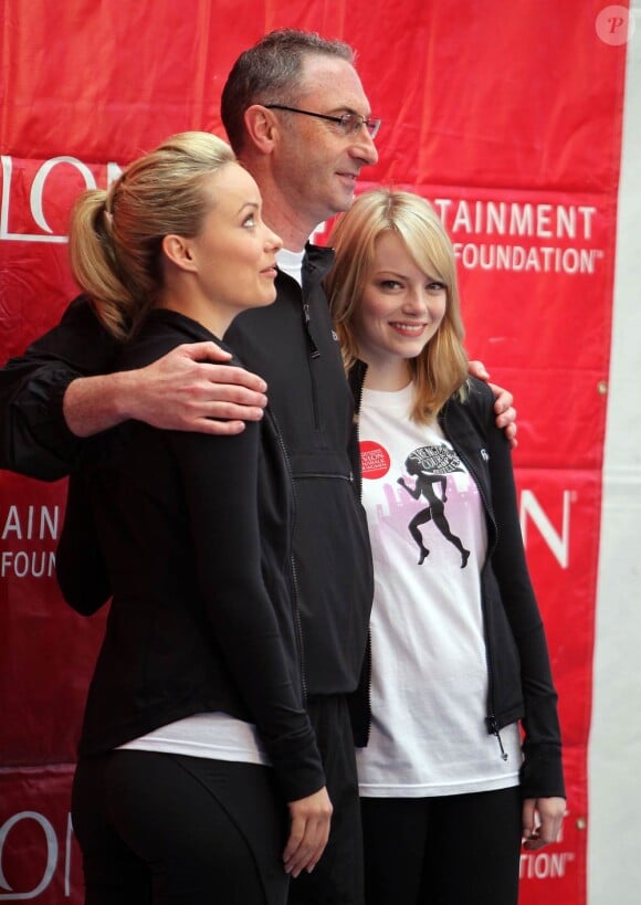 Emma Stone et Olivia Wilde participent à l'événement caritatif organisé par Revlon, pour sensibliser l'opinion public à la lutte contre le cancer du sein. New York, le 5 mai 2012