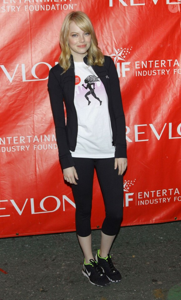 Emma Stone lors du marathon organisé par Revlon pour la lutte contre le cancer du sein. 5 mai 2012, à New York