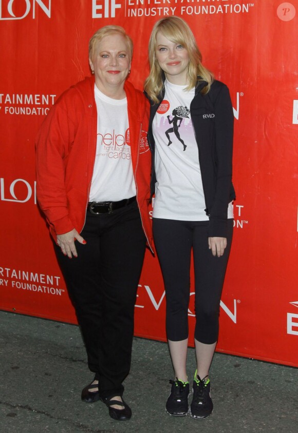 Emma Stone et sa maman Krista lors du marathon organisé par Revlon pour la lutte contre le cancer du sein. 5 mai 2012, à New York
