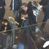 Johnny Hallyday, Laeticia et leurs fillettes arrivent à Paris depuis Los Angeles, le 5 mai 2012.